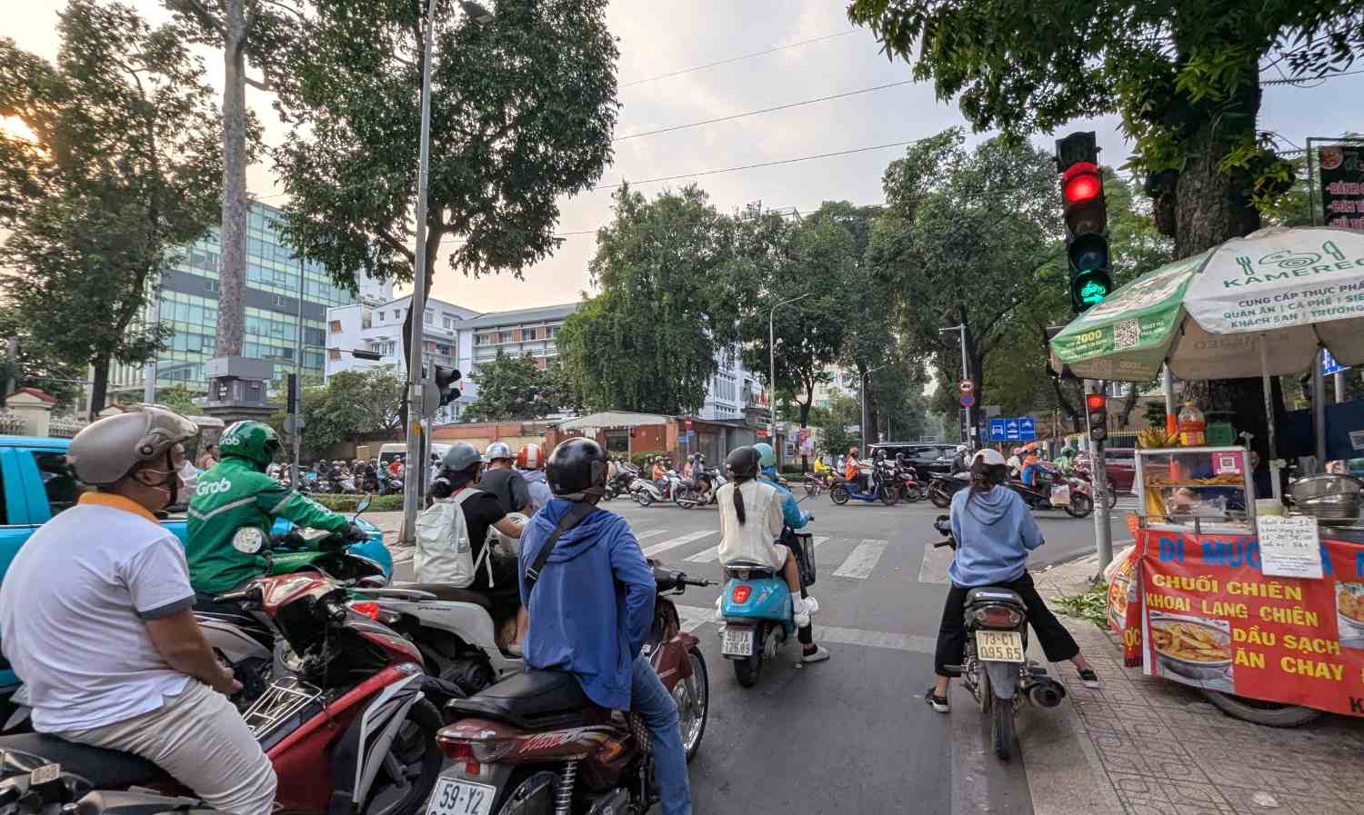 Den cho xe may re phai di vao hoat dong o giao lo Pasteur - Dien Bien Phu.  Anh: Anh Tu