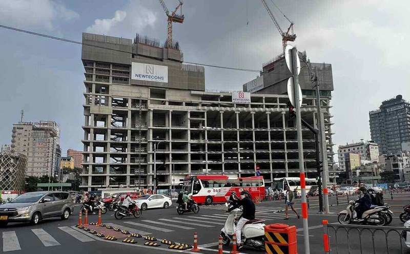 Real estate businesses struggle to find capital. Photo: Bao Chuong