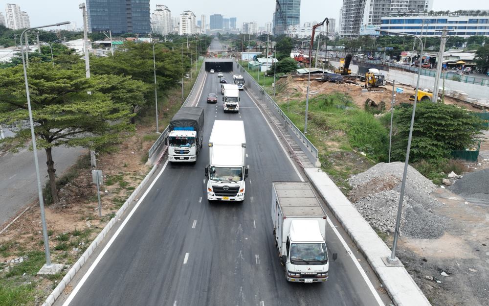 Hầm chui Nguyễn Văn Linh- Nguyễn Hữu Thọ thông xe, giúp giải tỏa áp lực cho cửa ngõ phía Nam của TPHCM. Ảnh: Anh Tú