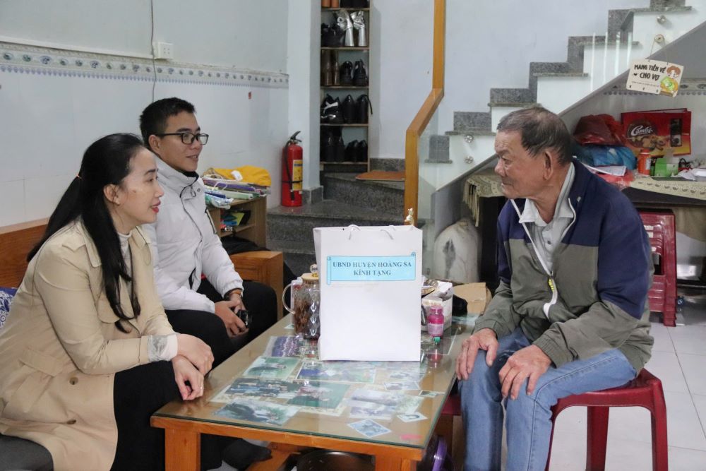 Witnesses get emotional when recalling their time on Hoang Sa Island. Photo: Nguyen Linh