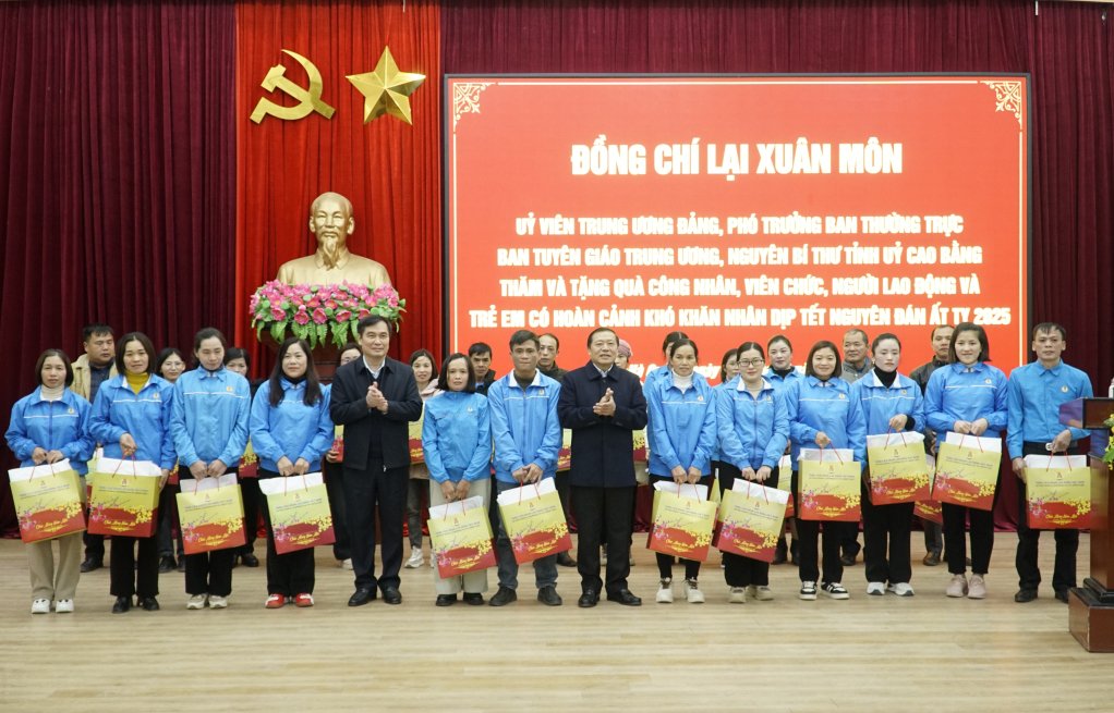 The delegation presented gifts to people and workers in Cao Bang. Photo: Hoai An