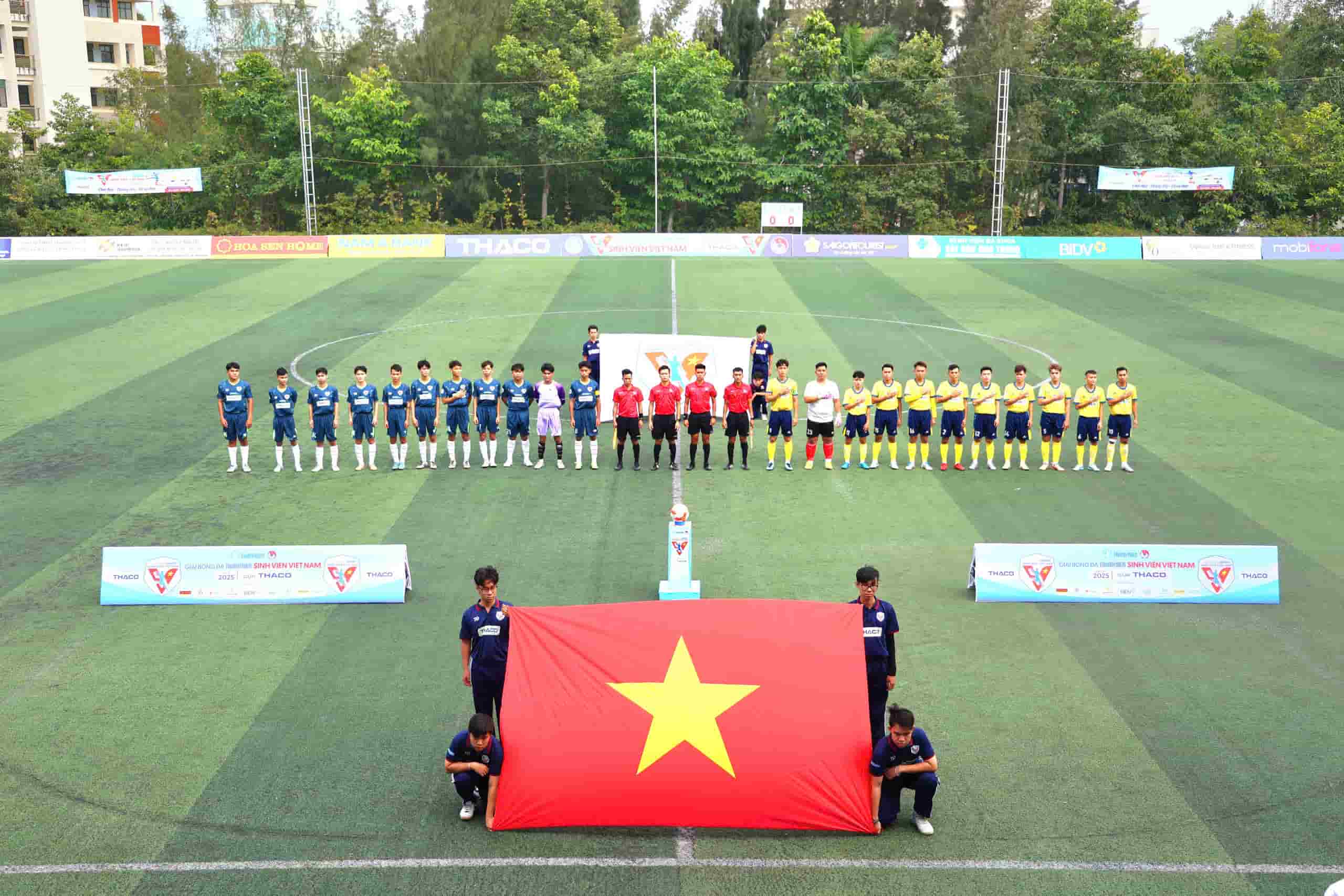 The opening ceremony of the South Central - Central Highlands regional football qualifying round took place at Nha Trang University Stadium. Photo: Huu Long