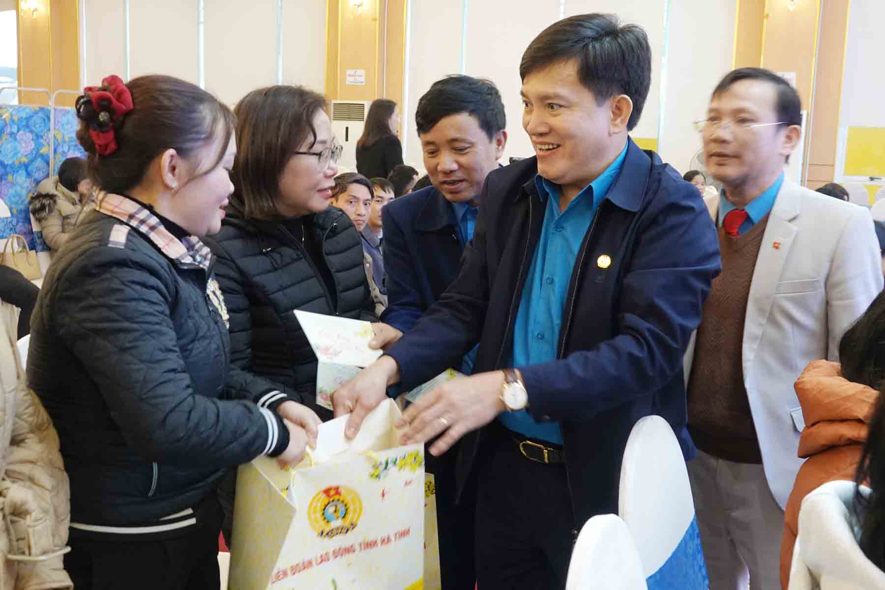 Ông Nguyễn Xuân Hùng - Phó Chủ tịch Tổng LĐLĐVN tặng quà cho đoàn viên Công đoàn Viên chức Hà Tĩnh. Ảnh: Trần Tuấn