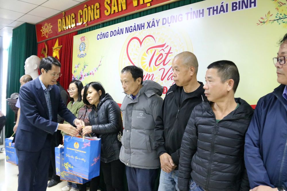 Mr. Vu Manh Hung - Deputy Director of Thai Binh Department of Construction presented gifts and encouraged workers at the program "Tet Sum Vay - Xuan Ung Deng". Photo: Ba Manh