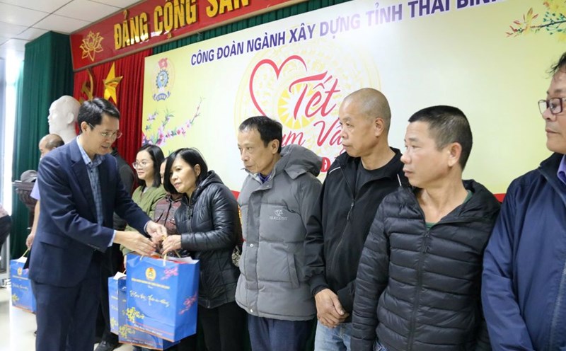 Mr. Vu Manh Hung - Deputy Director of Thai Binh Department of Construction presented gifts and encouraged workers at the program "Tet Sum Vay - Xuan Ung Deng". Photo: Ba Manh