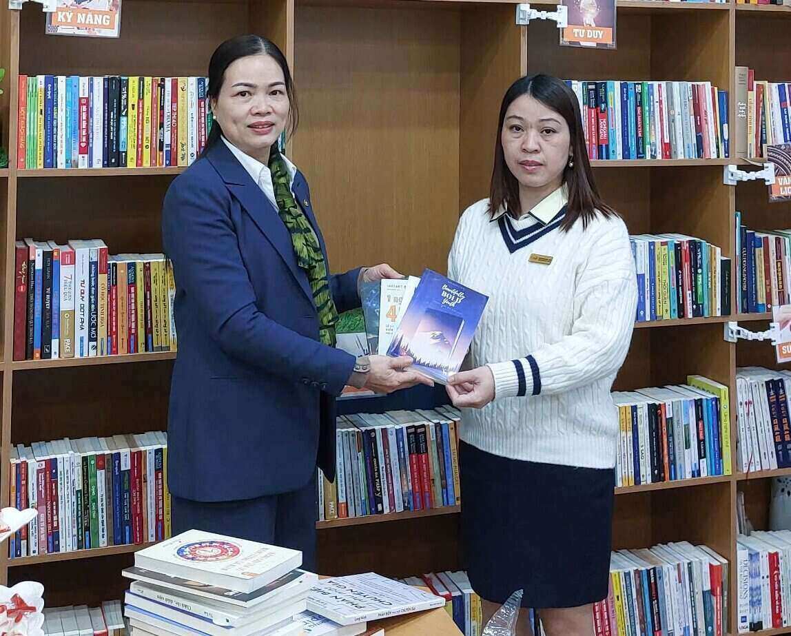 At the end of December 2024, the Long Bien District Labor Federation (Hanoi) handed over books to the union bookshelf at the Cultural Activity Center for Workers of Long Bien Investment Joint Stock Company and Nicotex Joint Stock Company. Photo: Union