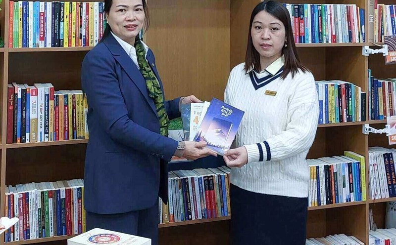 At the end of December 2024, the Long Bien District Labor Federation (Hanoi) handed over books to the union bookshelf at the Cultural Activity Center for Workers of Long Bien Investment Joint Stock Company and Nicotex Joint Stock Company. Photo: Union