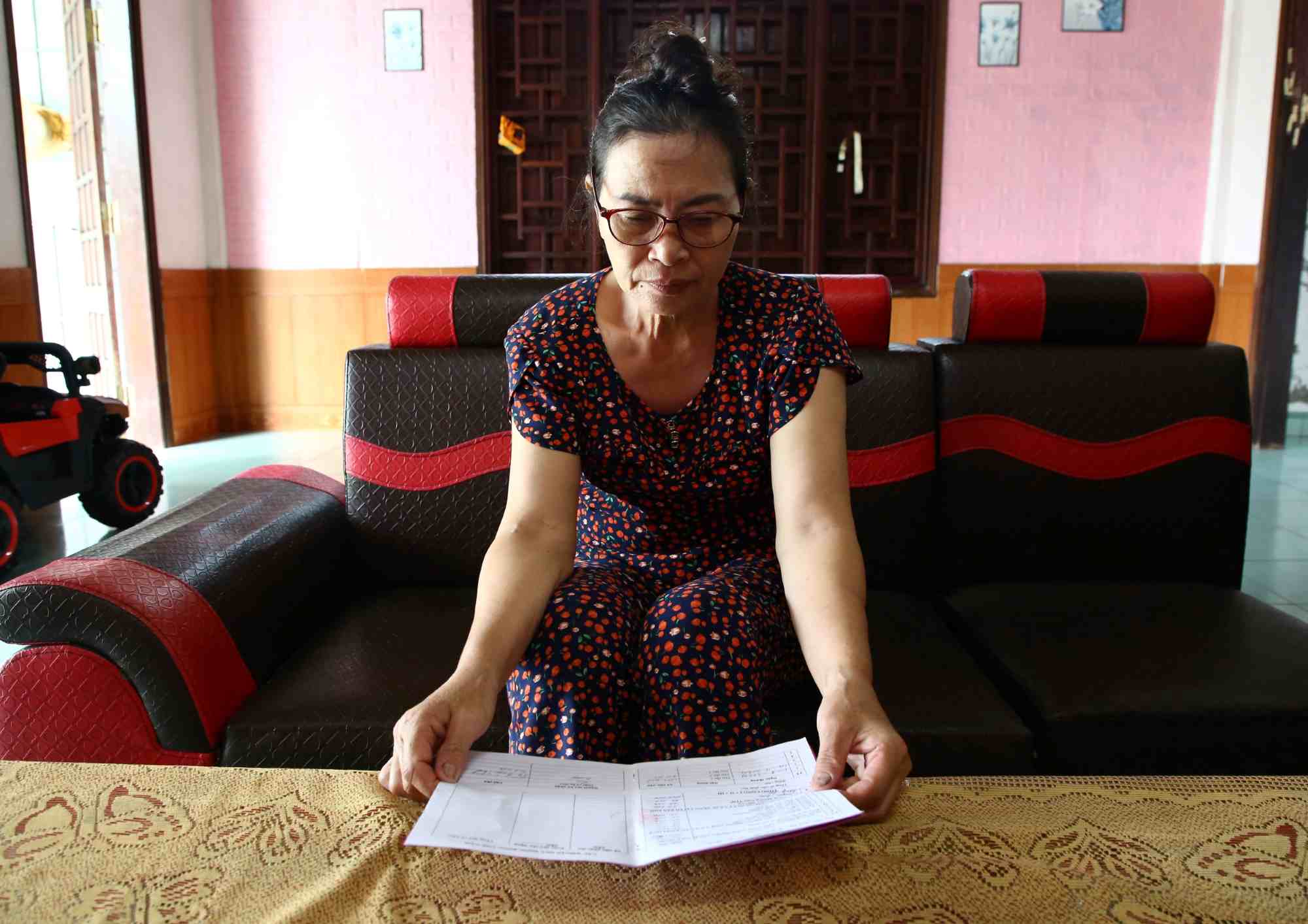 Ms. Lien reported to Lao Dong Newspaper about the issue of collecting contributions at Quyet Tien residential group. Photo: Cong Sang