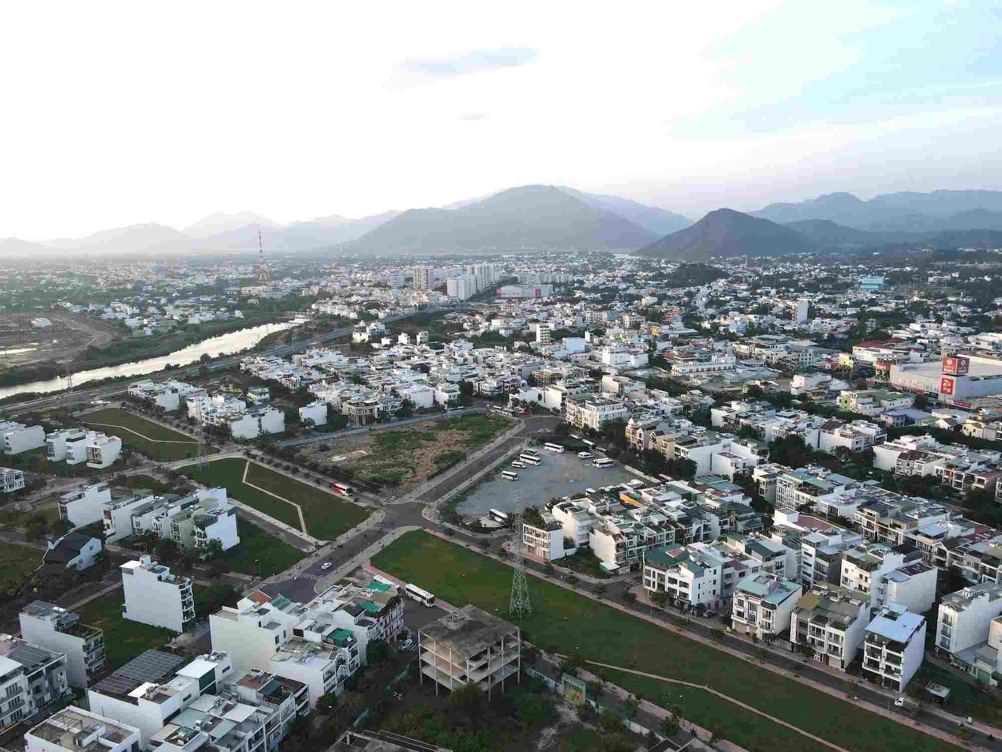 More than 1,200 households who bought land and built houses in urban areas in Nha Trang have not been granted red books. Photo: Huu Long