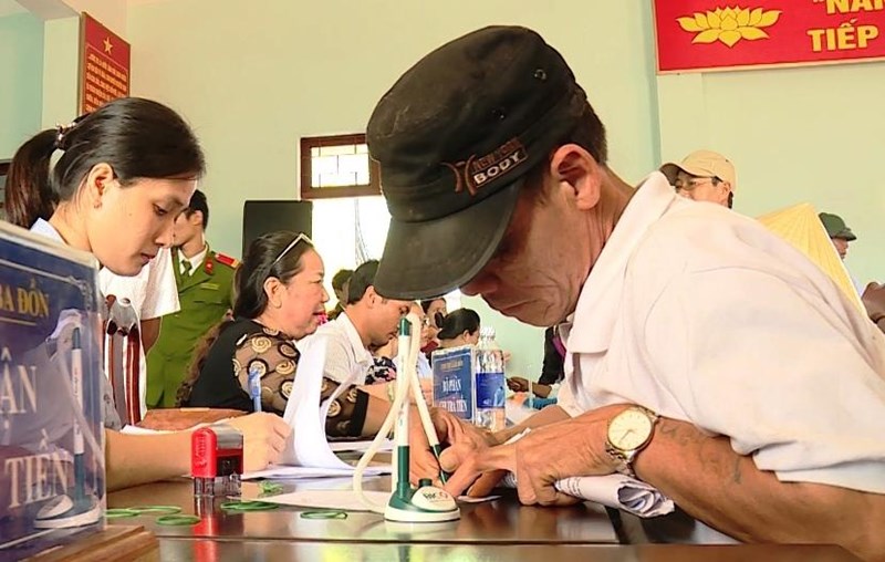 The merger and consolidation of district-level departments in Quang Binh province helps people conveniently complete administrative procedures. Photo: Le Phi Long
