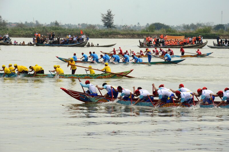 De chuan bi cho le dua thuyen, moi thon chon 50 nguoi khoe manh, giau kinh nghiem tham gia doi dua thuyen.  Moi thuyen dua co khoang 16 nguoi, moi doi tham gia 6 vong dua, moi duong dua dai khoang 250m. Anh: Vien Nguyen.