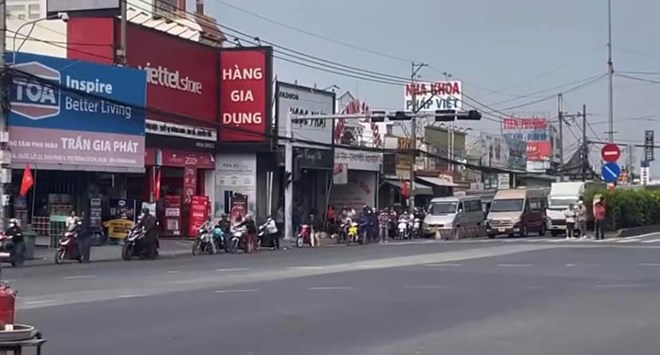 Scene of people pushing motorbikes through intersections when traffic lights are broken. Photo: Cut from clip.