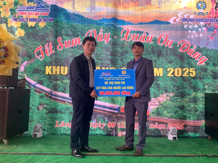 Workers are happy to receive support money to build houses. Photo: KK