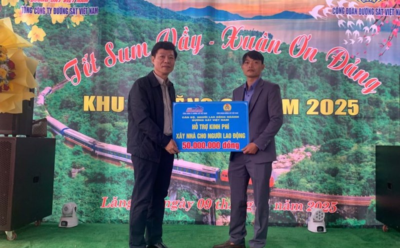 Workers are happy to receive support money to build houses. Photo: KK