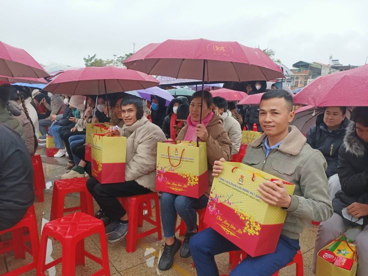 Workers and laborers receive Tet gifts at the 2024 Trade Union Tet Market program in Hai Ha district, Quang Ninh province. Photo: Hai Ha Labor Federation