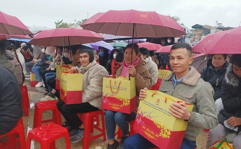 Workers and laborers receive Tet gifts at the 2024 Trade Union Tet Market program in Hai Ha district, Quang Ninh province. Photo: Hai Ha Labor Federation