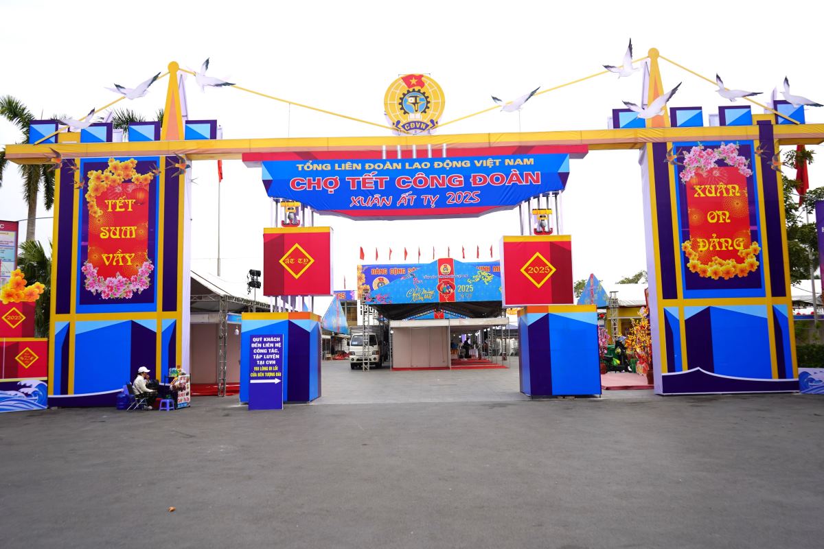 The Vietnam General Confederation of Labor chose Hai Phong to organize a national-scale trade union Tet market. Photo: Mai Dung