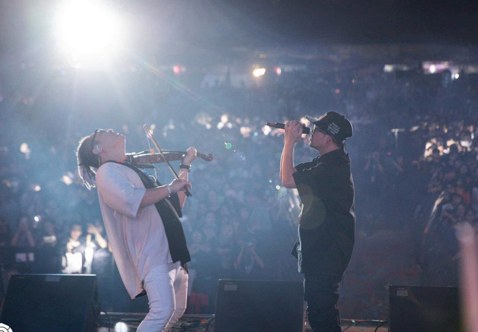 Violinist Le Minh Truong - stage name FatB - performs with singer Ha Le. Photo: Character provided