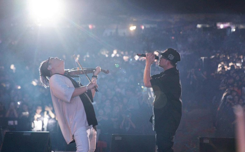 Violinist Le Minh Truong - stage name FatB - performs with singer Ha Le. Photo: Character provided
