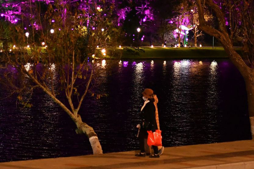 The beauty of Xuan Huong Lake (Da Lat) at night.