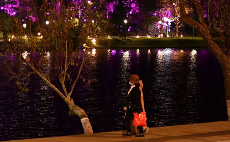 The beauty of Xuan Huong Lake (Da Lat) at night.