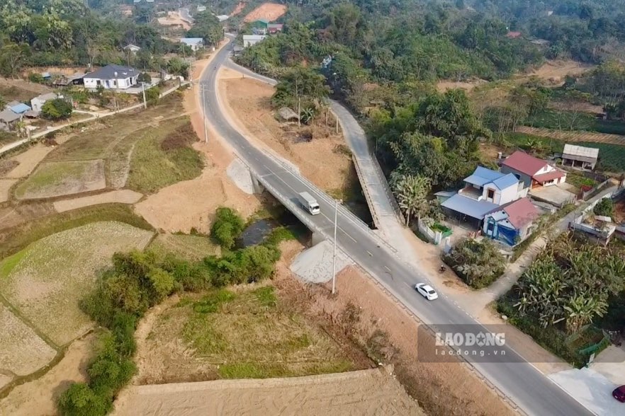 The hundred-billion-dong road connecting the revolutionary base in Thai Nguyen is gradually taking shape. Photo: Nguyen Hoan.
