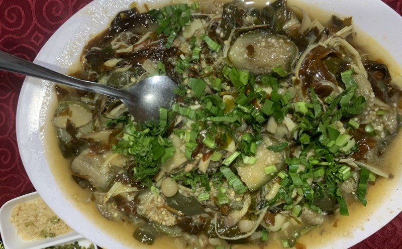 M'nong ethnic group's soup of bamboo shoots, betel leaves, and bitter eggplant. Photo: An Le