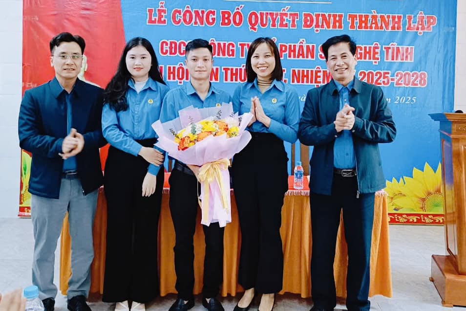 Leaders of the Ha Tinh Provincial Federation of Labor presented flowers to congratulate at the ceremony announcing the establishment of the grassroots Trade Union of Nghe Tinh Fiber Joint Stock Company. Photo: Linh Hong