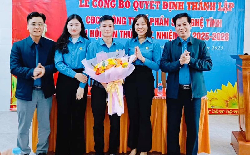Leaders of the Ha Tinh Provincial Federation of Labor presented flowers to congratulate at the ceremony announcing the establishment of the grassroots Trade Union of Nghe Tinh Fiber Joint Stock Company. Photo: Linh Hong