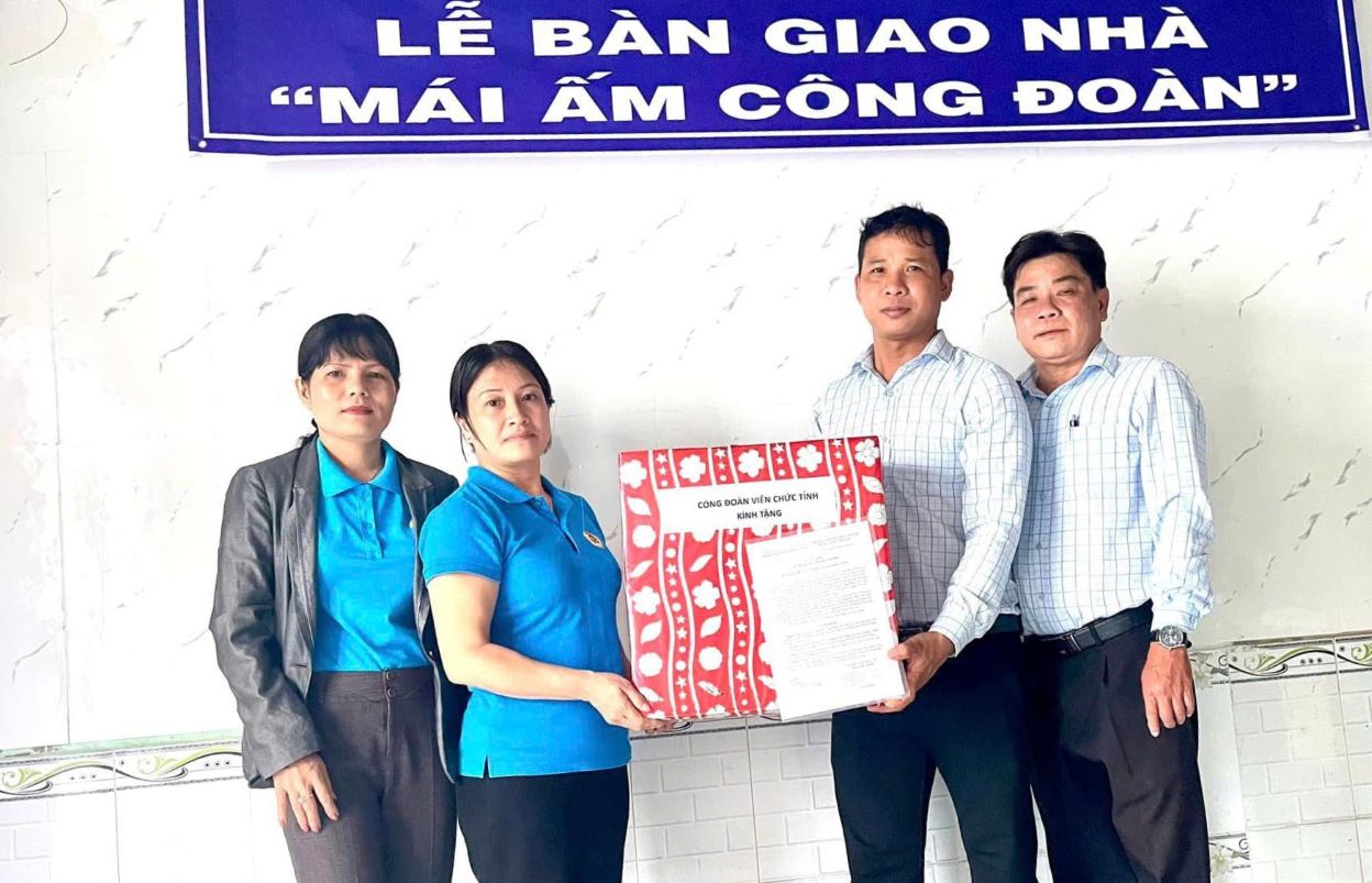 Lãnh đạo Công đoàn Viên chức tỉnh Sóc Trăng bàn giao nhà cho đoàn viên Lưu Văn Hải. Ảnh: Công đoàn Viên chức tỉnh Sóc Trăng