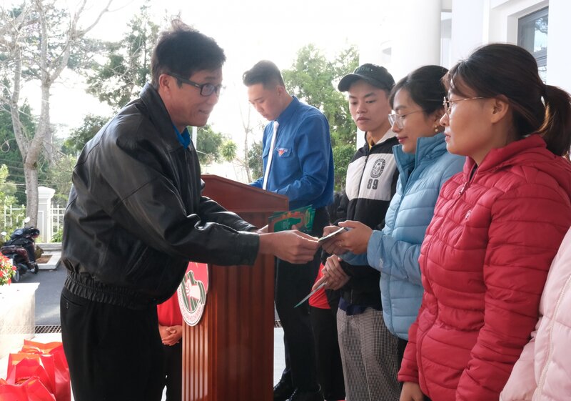 Mr. Le Ngoc Phuc - Vice President of Lam Dong Provincial Labor Federation - presented gifts to young workers at the program. Photo: D. Quynh