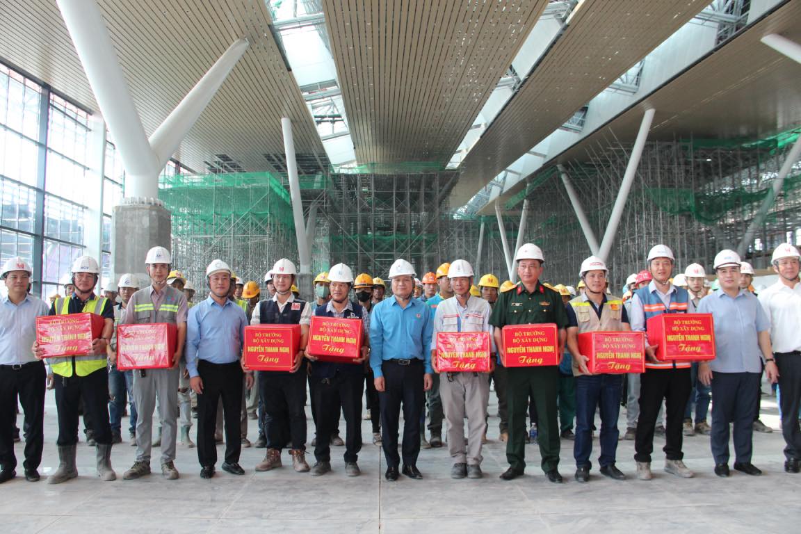 Deputy Minister of Construction Nguyen Viet Hung and Chairman of Vietnam Construction Trade Union Nguyen Thanh Tung presented gifts to workers. Photo: Manh Tung