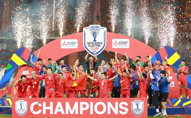 Coach Kim Sang-sik and the Vietnamese team won the ASEAN Cup 2024. Photo: Thanh Vu