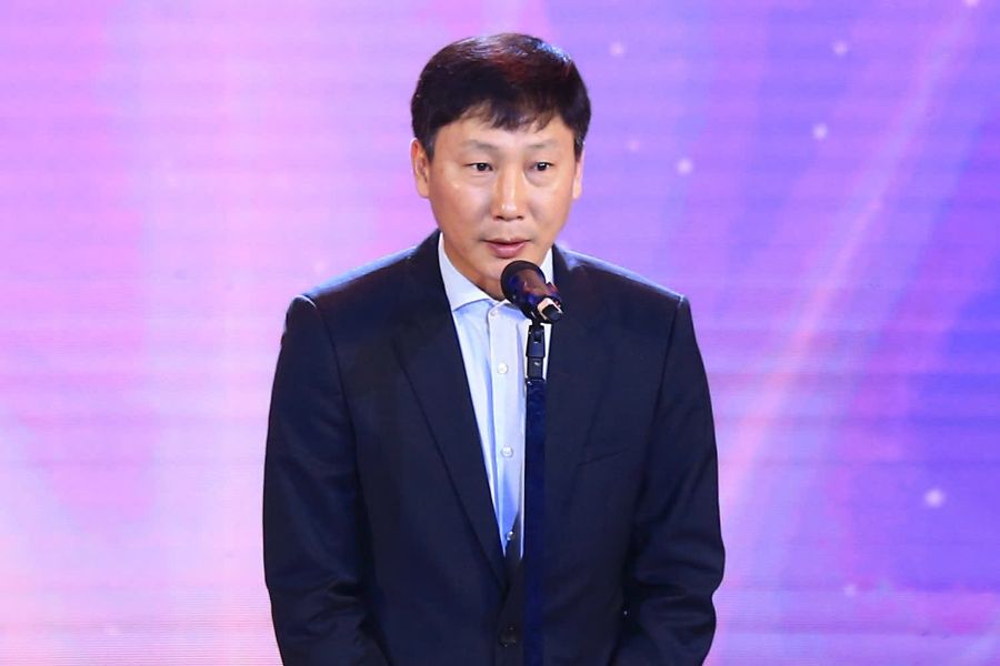 Coach Kim Sang-sik at the 2024 Victory Cup award ceremony. Photo: Trong Hieu