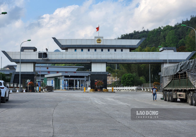 Loi mo Na Don - Na Ray (Cua khau Quoc te Tra Linh) nhon nhip trao doi hang hoa hon. Anh: Tan Van.