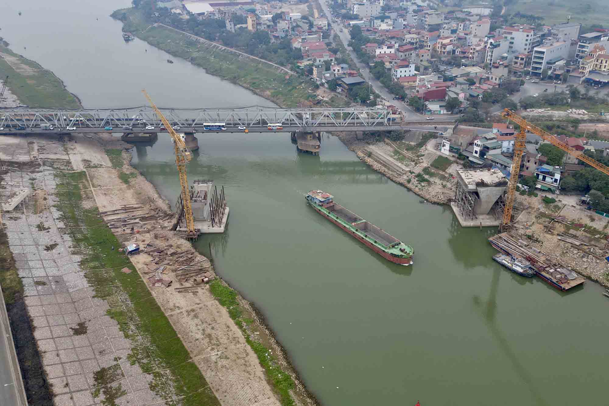 Thang 7.2023, cau duong bo thuoc du an nang cap tuyen duong van tai thuy song Duong duoc khoi cong xay dung. Den thang 9, nha thau bat dau trien khai thi cong tai thuc dia. Cong trinh co tong muc dau tu gan 600 ti dong, do Ban Quan ly du an duong sat, Bo Giao thong Van tai lam chu dau tu.