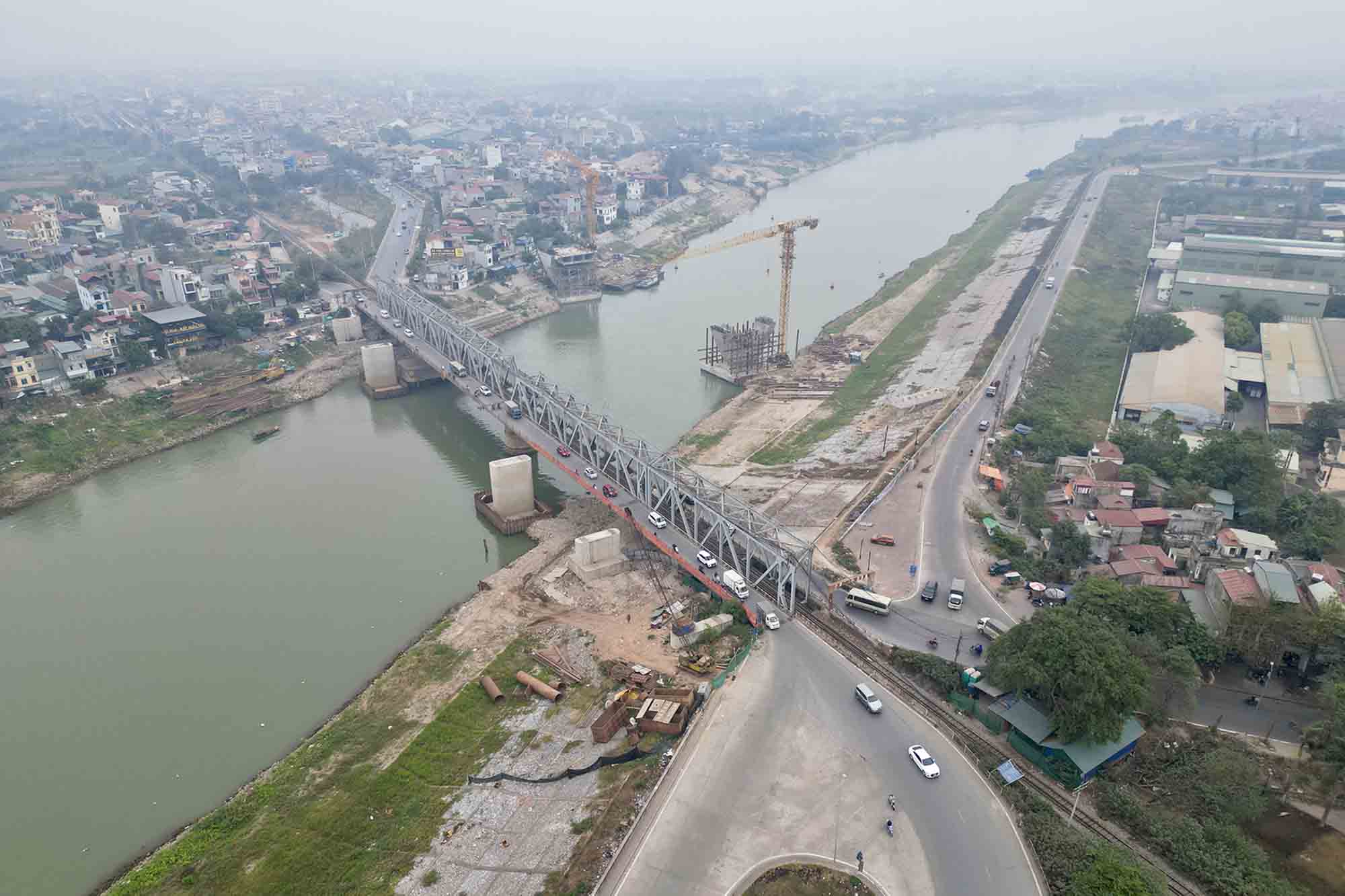 Voi tien do neu tren, cau duong bo thuoc du an nang cap tuyen van tai thuy song Duong se cham it nhat khoang 3 nam so voi tien do duoc duyet la hoan thanh nam 2025. Du an cham tien do co nguy co dan den doi von dau tu, dau tu khong hieu qua.