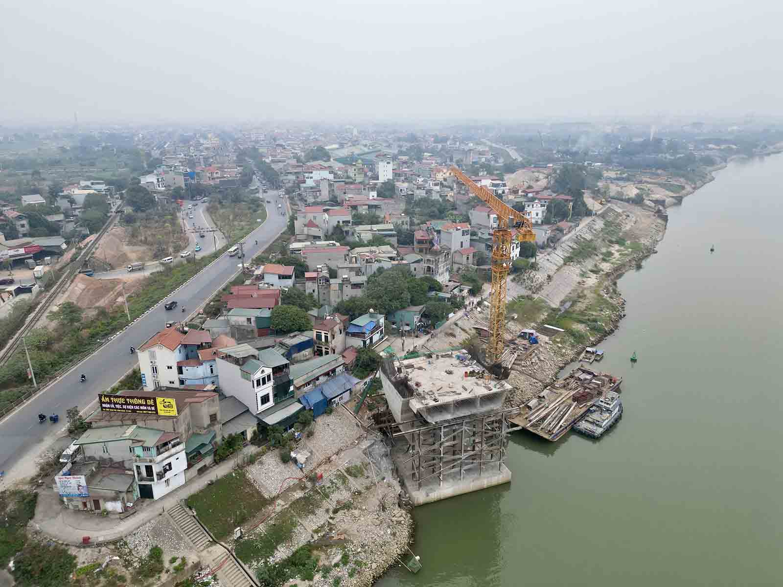 Du kien ban dau, den thang 7.2025 quan Long Bien va huyen Gia Lam se ban giao toan bo mat bang sach cho du an nhung do TP Ha Noi phai dieu chinh, bo sung tieu du an tai dinh cu, moc thoi gian nay buoc phai lui lai. 