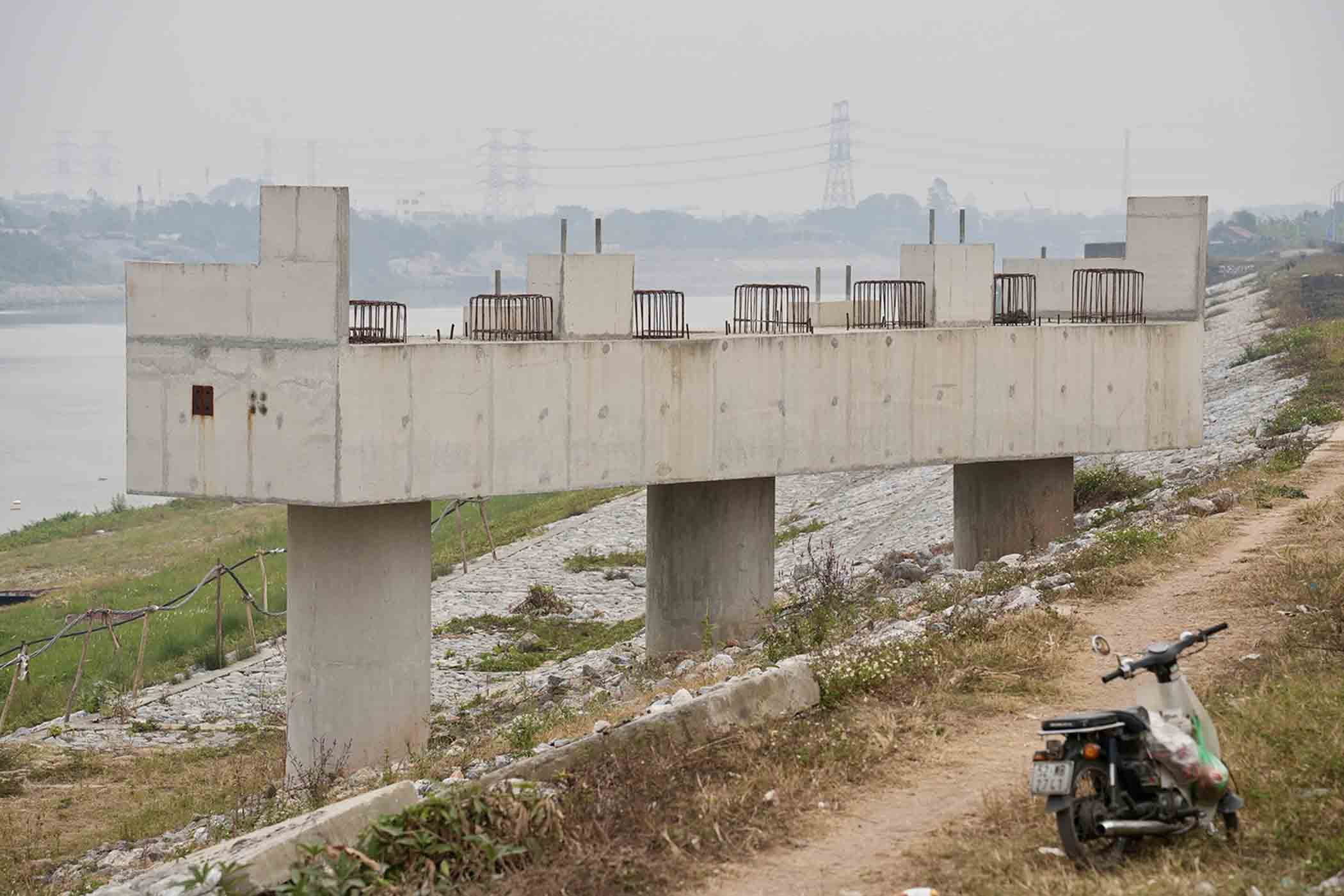 Sau hon 15 thang thi cong, du an cau duong bo qua song Duong dat khoang 35% tien do. Voi phan mat bang da duoc ban giao phuc vu xay lap, dai dien nha thau cho biet, khoang 1-2 thang nua se hoan tat thi cong.