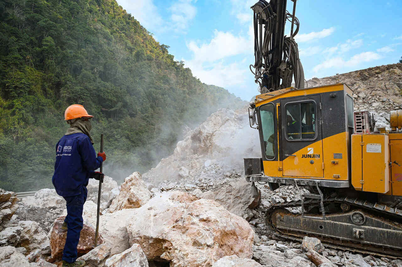 Workers work hard on the Dong Dang - Tra Linh highway. Photo: Hong Quang