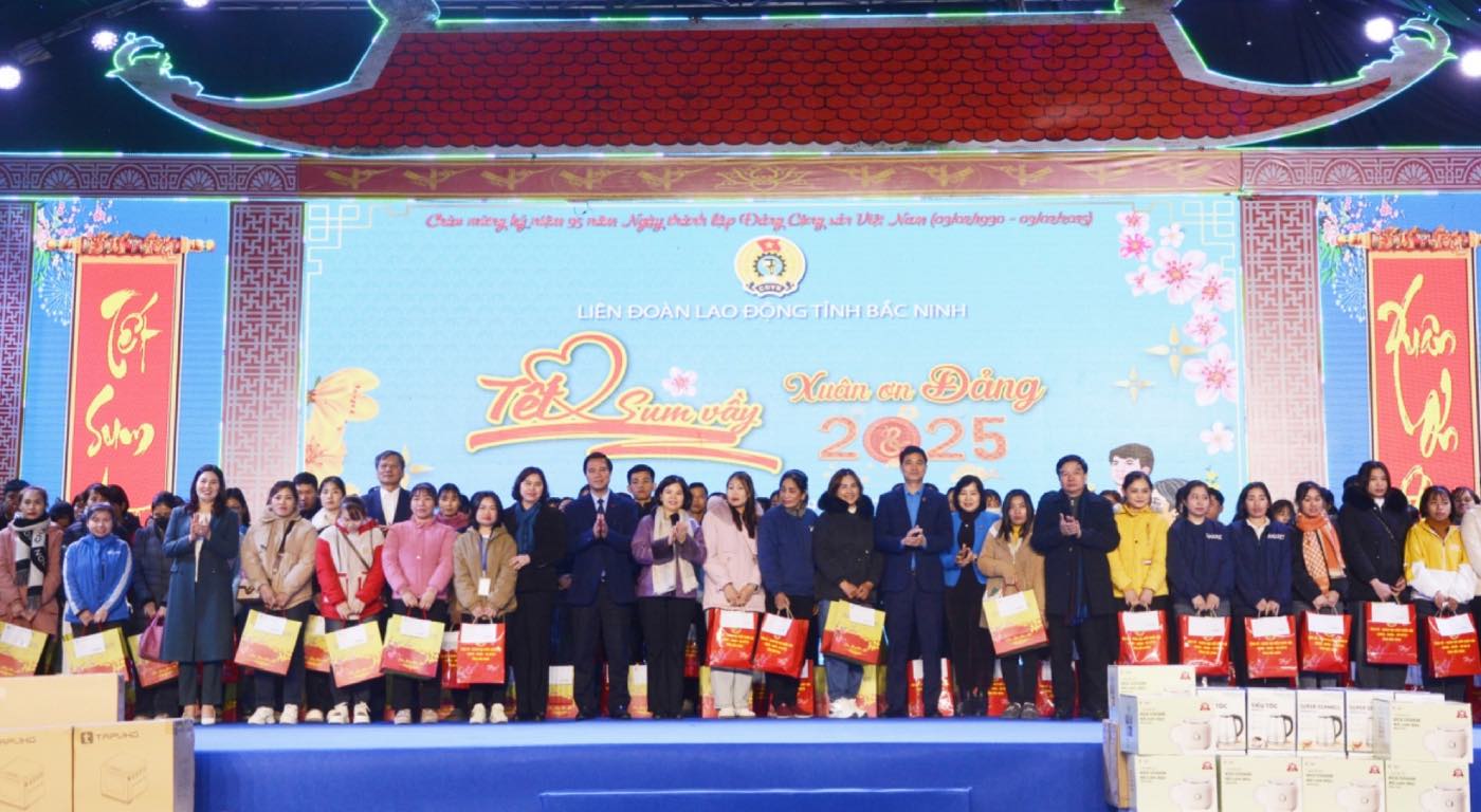 Leaders of the Vietnam General Confederation of Labor and leaders of Bac Ninh province presented gifts to workers in difficult circumstances at the program. Photo: T.N