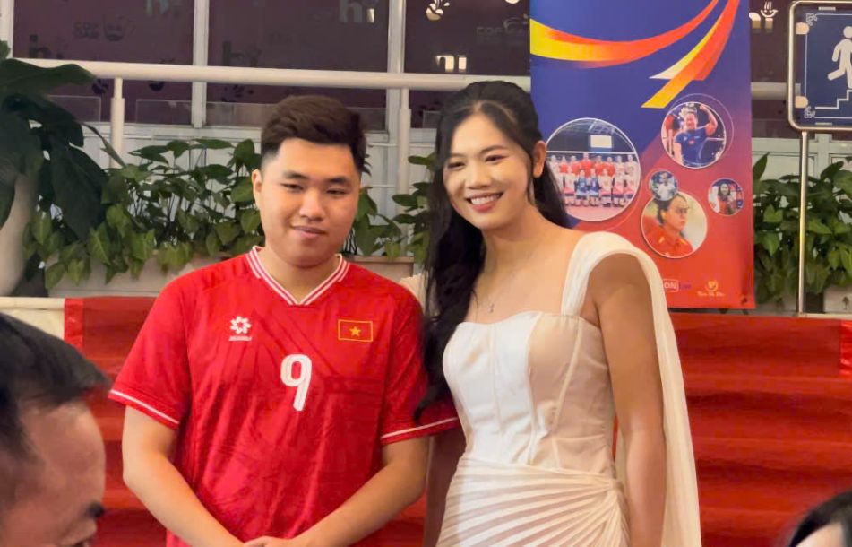 Former swimmer Nguyen Thi Anh Vien was loved by the audience at the 2024 Victory Cup awards gala. Photo: Hoang Hue