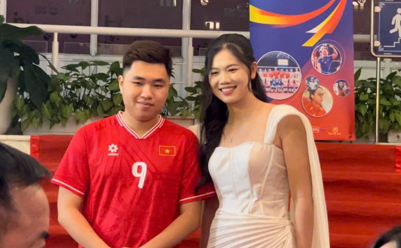 Former swimmer Nguyen Thi Anh Vien was loved by the audience at the 2024 Victory Cup awards gala. Photo: Hoang Hue