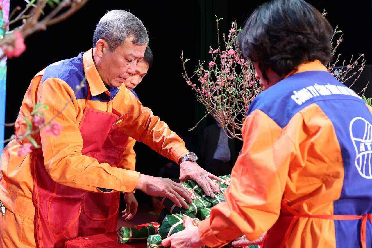 Union members and workers compete in wrapping banh chung - an activity taking place before the opening of Tet Sum vay - Xuan on Dang organized by the Hanoi City Labor Federation on January 11. Photo: Manh Quan