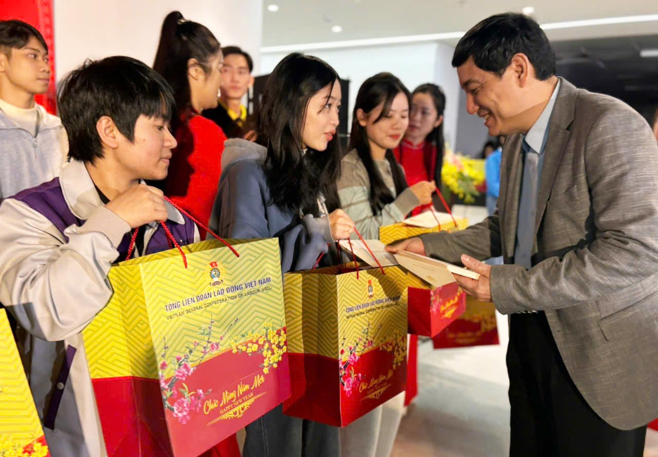 Mr. Nguyen Dac Vinh - Member of the Party Central Committee, Member of the National Assembly Standing Committee, Chairman of the National Assembly's Committee for Culture and Education presented Tet gifts to Nghe An workers. Photo: Quang Dai