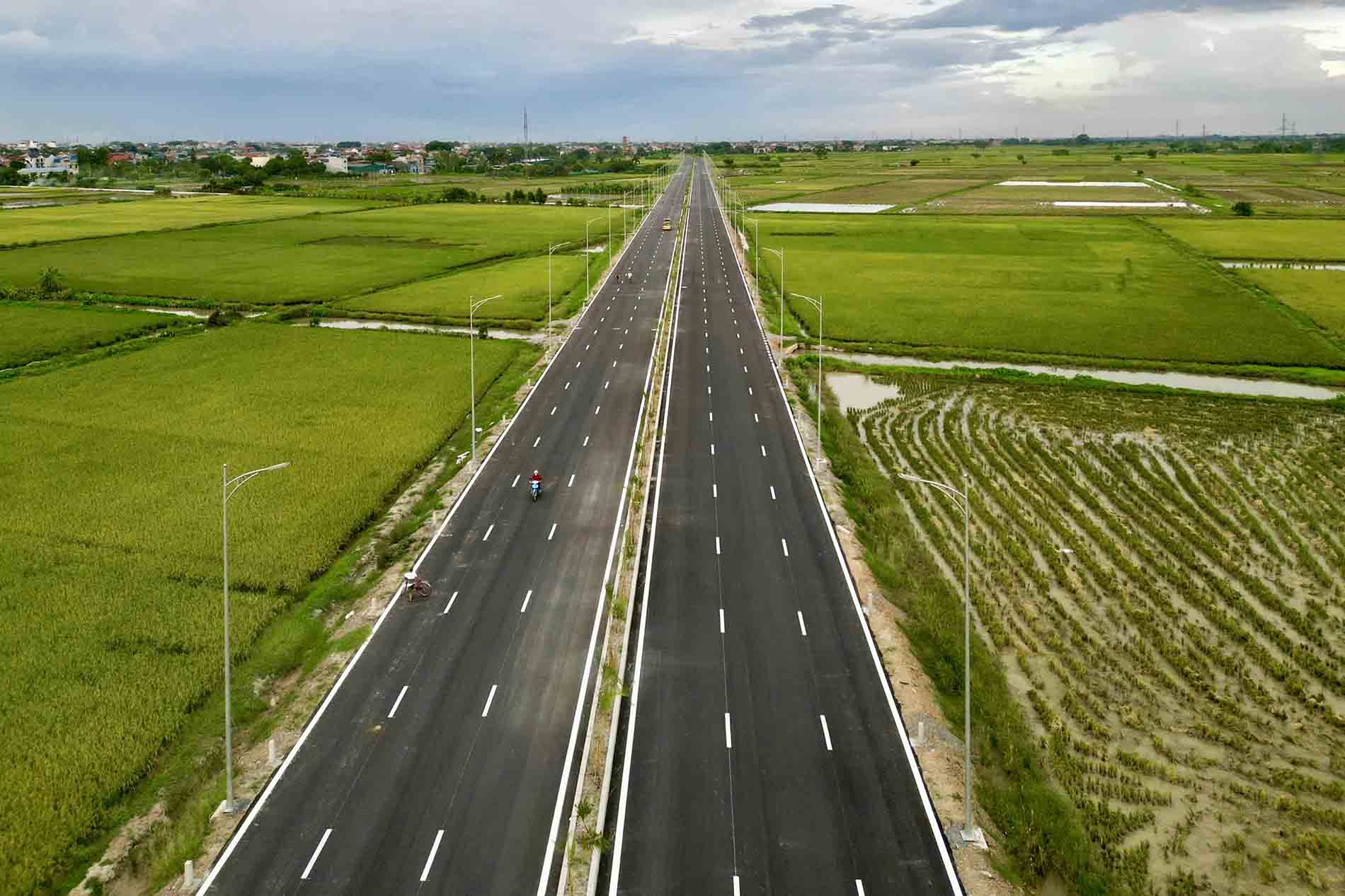 Một tuyến đường ở huyện Thanh Oai (Hà Nội). Ảnh minh họa: Hữu Chánh