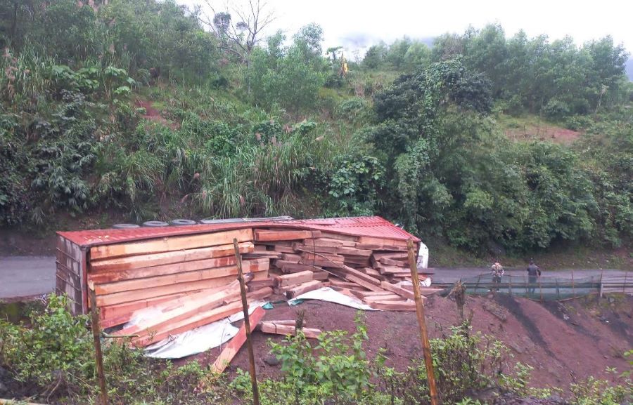 Xe chở gỗ bị tai nạn, nằm chắn ngang đường, hiện đã được dọn dẹp và thông tuyến Quốc lộ 15D. Ảnh: H.N