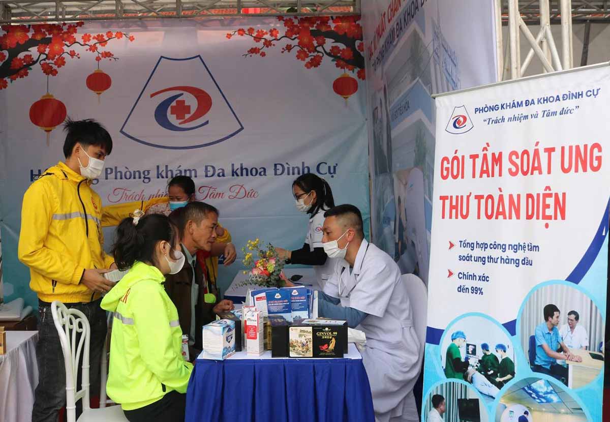 Free health check-up for union members and workers at Hai Hau District Trade Union Tet Market. Photo: Nam Dinh Provincial Labor Federation