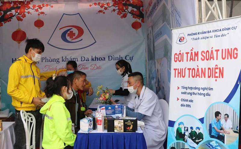 Free health check-up for union members and workers at Hai Hau District Trade Union Tet Market. Photo: Nam Dinh Provincial Labor Federation