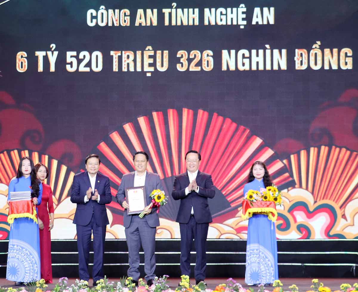 Bi thu Tinh uy Nguyen Duc Trung va Chu tich UBND tinh Le Hong Vinh trao Giay chung nhan va tang hoa cho tap the Cong an tinh ung ho Chuong trinh. Anh: Phan Quynh